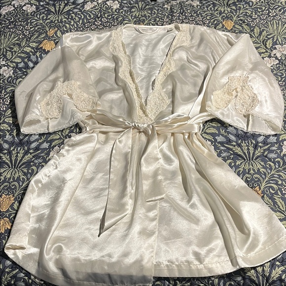 Vintage Victoria's Secret Cream bridal Satin Robe with Lace and sequin detail OS - Picture 1 of 5
